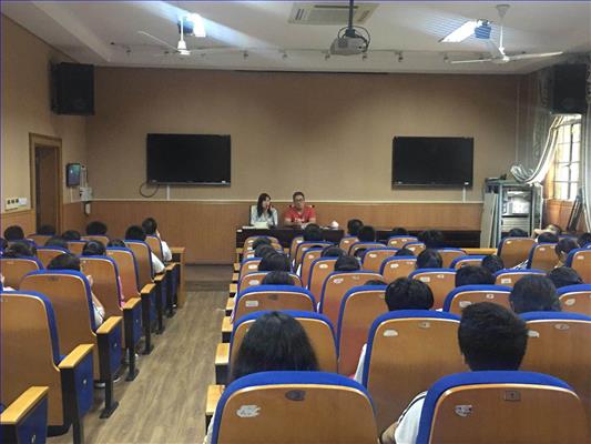 年级大会.jpg